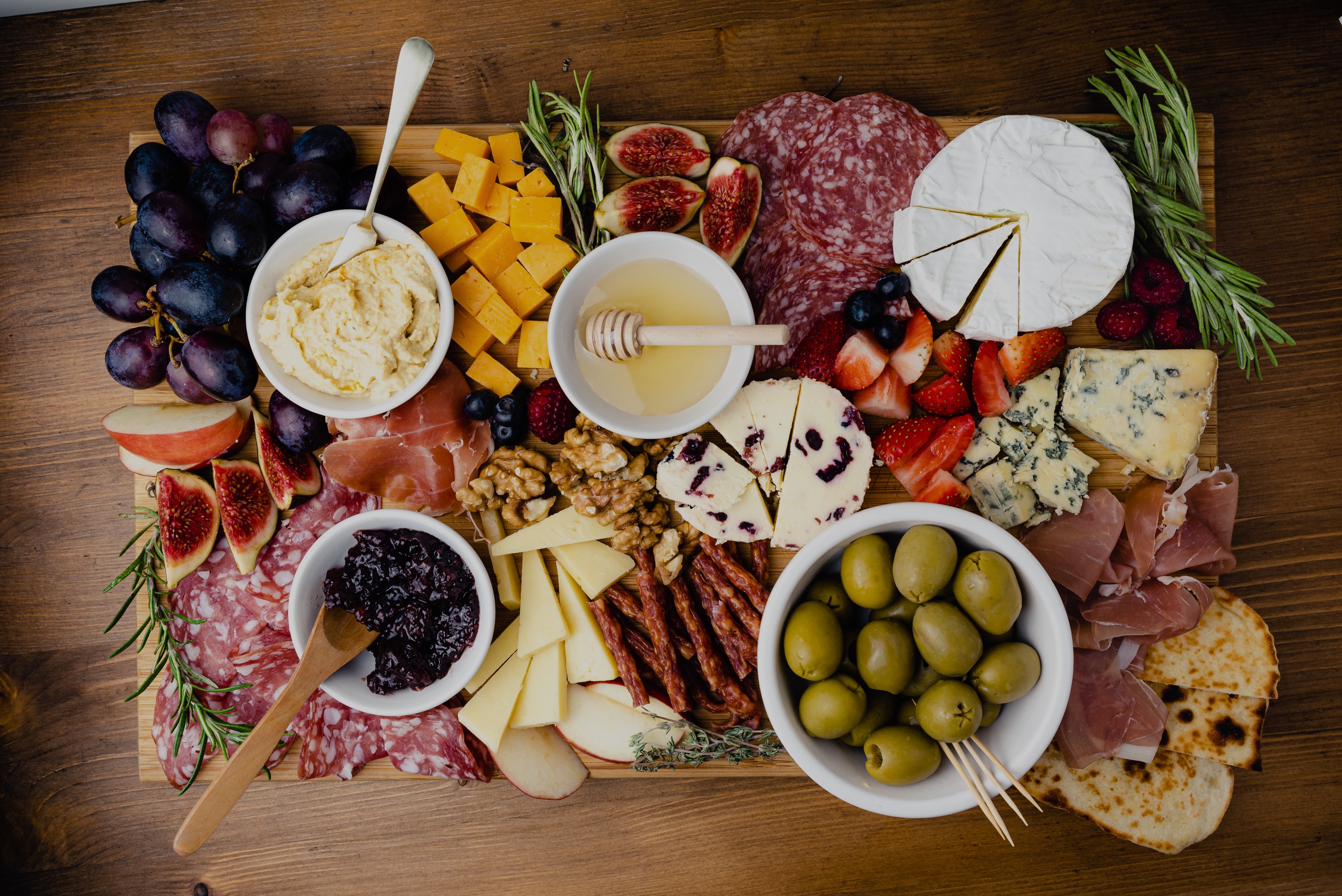 Planche de fromages, charcuteries et fruits